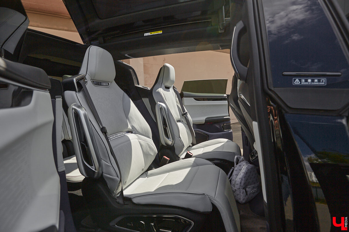 Это автомобиль или космический челнок? Все чаще задаешься данным вопросом, глядя на современные машины. Переплюнул многих своим футуристическим дизайном китайский электрокроссовер HiPhi X. Его яркая внешность и богатый функционал покорили владимирскую бизнесвумен Маргариту Скарлетт. Вместе с ней «Ключ-Медиа» устроил иностранному е-кару небольшой тест-драйв.