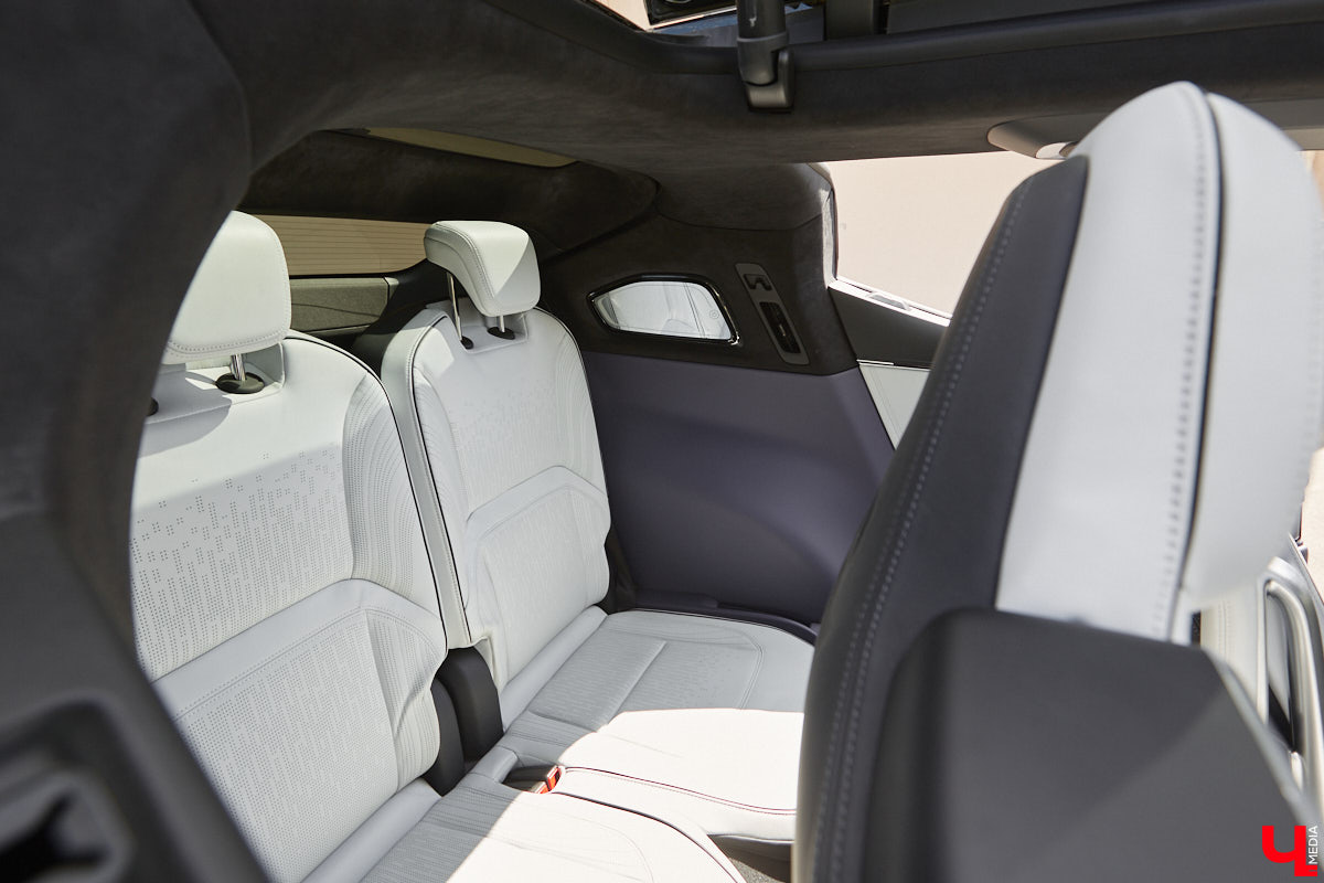 Это автомобиль или космический челнок? Все чаще задаешься данным вопросом, глядя на современные машины. Переплюнул многих своим футуристическим дизайном китайский электрокроссовер HiPhi X. Его яркая внешность и богатый функционал покорили владимирскую бизнесвумен Маргариту Скарлетт. Вместе с ней «Ключ-Медиа» устроил иностранному е-кару небольшой тест-драйв.