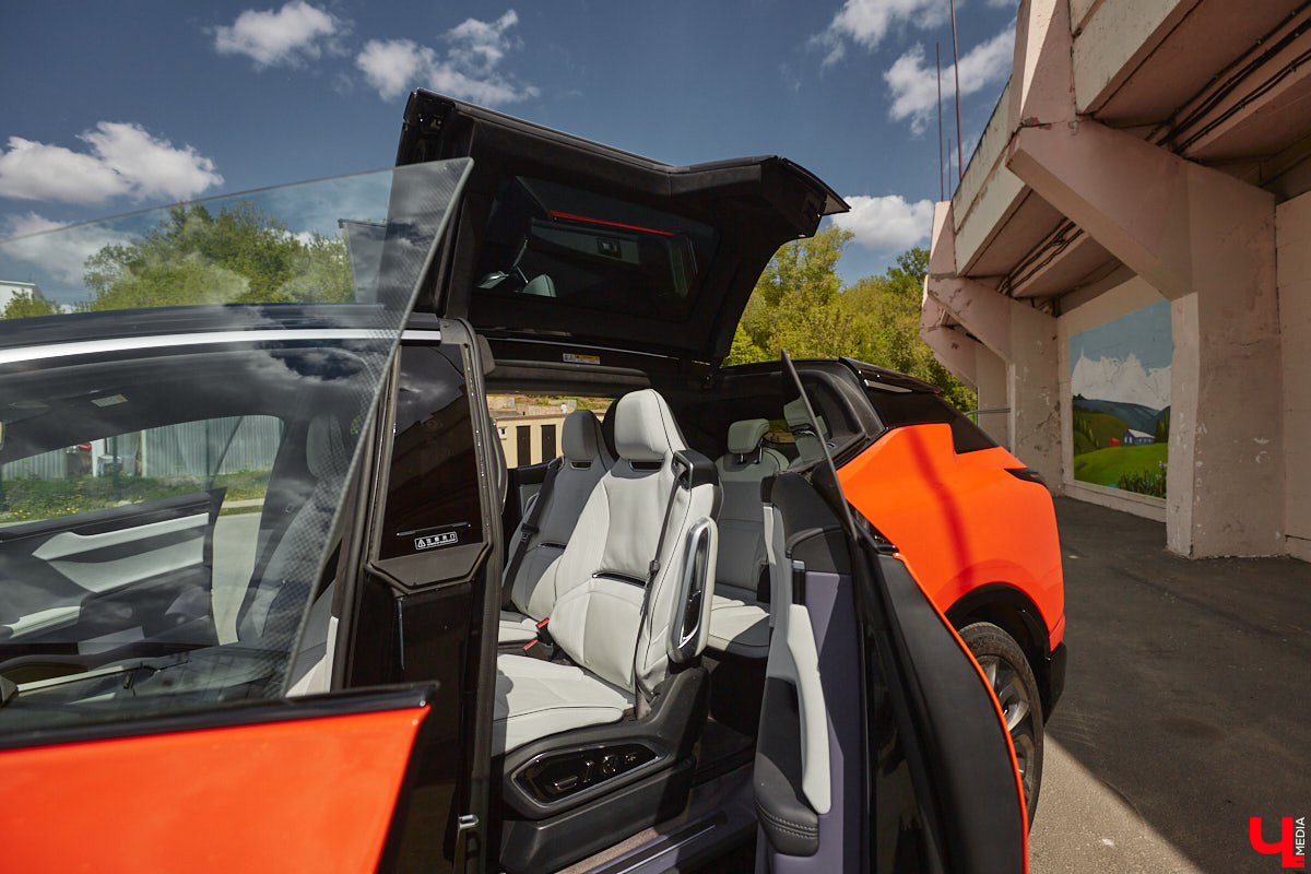 Это автомобиль или космический челнок? Все чаще задаешься данным вопросом, глядя на современные машины. Переплюнул многих своим футуристическим дизайном китайский электрокроссовер HiPhi X. Его яркая внешность и богатый функционал покорили владимирскую бизнесвумен Маргариту Скарлетт. Вместе с ней «Ключ-Медиа» устроил иностранному е-кару небольшой тест-драйв.