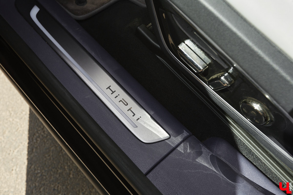 Это автомобиль или космический челнок? Все чаще задаешься данным вопросом, глядя на современные машины. Переплюнул многих своим футуристическим дизайном китайский электрокроссовер HiPhi X. Его яркая внешность и богатый функционал покорили владимирскую бизнесвумен Маргариту Скарлетт. Вместе с ней «Ключ-Медиа» устроил иностранному е-кару небольшой тест-драйв.