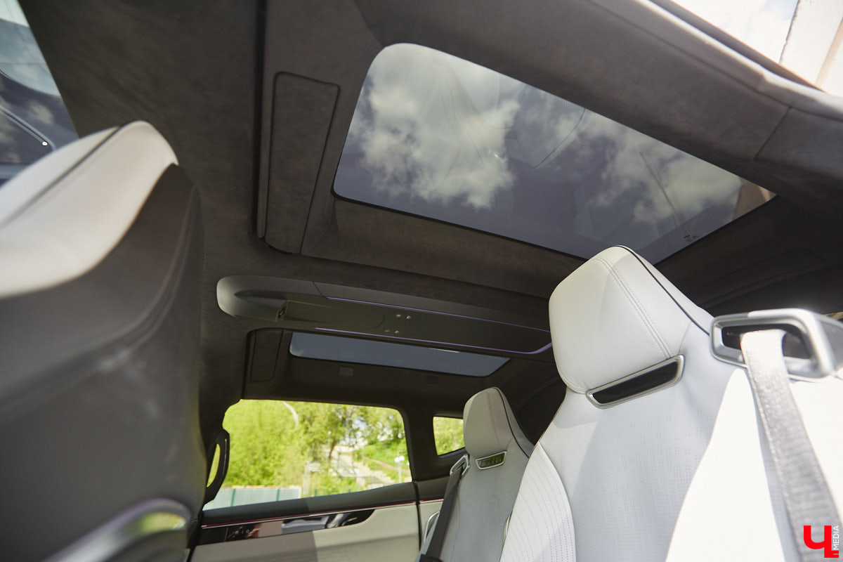 Это автомобиль или космический челнок? Все чаще задаешься данным вопросом, глядя на современные машины. Переплюнул многих своим футуристическим дизайном китайский электрокроссовер HiPhi X. Его яркая внешность и богатый функционал покорили владимирскую бизнесвумен Маргариту Скарлетт. Вместе с ней «Ключ-Медиа» устроил иностранному е-кару небольшой тест-драйв.