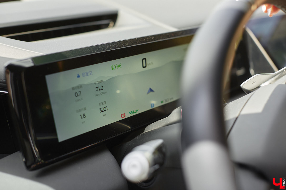 Это автомобиль или космический челнок? Все чаще задаешься данным вопросом, глядя на современные машины. Переплюнул многих своим футуристическим дизайном китайский электрокроссовер HiPhi X. Его яркая внешность и богатый функционал покорили владимирскую бизнесвумен Маргариту Скарлетт. Вместе с ней «Ключ-Медиа» устроил иностранному е-кару небольшой тест-драйв.