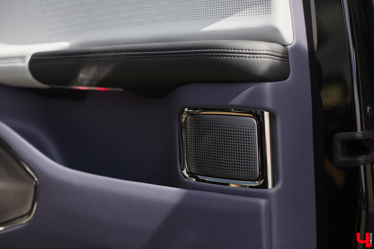 Это автомобиль или космический челнок? Все чаще задаешься данным вопросом, глядя на современные машины. Переплюнул многих своим футуристическим дизайном китайский электрокроссовер HiPhi X. Его яркая внешность и богатый функционал покорили владимирскую бизнесвумен Маргариту Скарлетт. Вместе с ней «Ключ-Медиа» устроил иностранному е-кару небольшой тест-драйв.