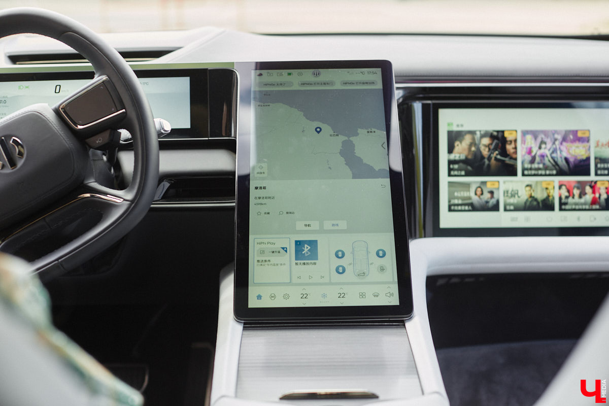 Это автомобиль или космический челнок? Все чаще задаешься данным вопросом, глядя на современные машины. Переплюнул многих своим футуристическим дизайном китайский электрокроссовер HiPhi X. Его яркая внешность и богатый функционал покорили владимирскую бизнесвумен Маргариту Скарлетт. Вместе с ней «Ключ-Медиа» устроил иностранному е-кару небольшой тест-драйв.