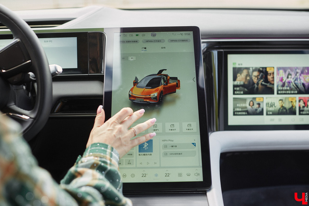 Это автомобиль или космический челнок? Все чаще задаешься данным вопросом, глядя на современные машины. Переплюнул многих своим футуристическим дизайном китайский электрокроссовер HiPhi X. Его яркая внешность и богатый функционал покорили владимирскую бизнесвумен Маргариту Скарлетт. Вместе с ней «Ключ-Медиа» устроил иностранному е-кару небольшой тест-драйв.