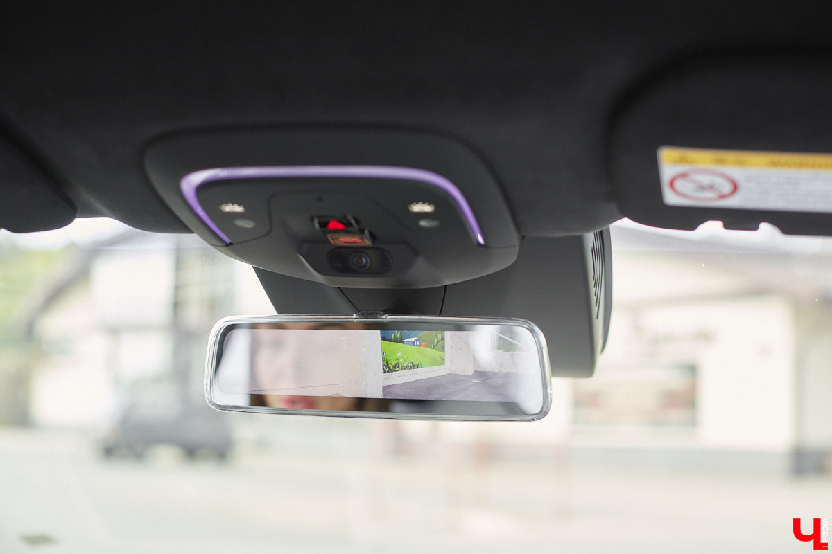 Это автомобиль или космический челнок? Все чаще задаешься данным вопросом, глядя на современные машины. Переплюнул многих своим футуристическим дизайном китайский электрокроссовер HiPhi X. Его яркая внешность и богатый функционал покорили владимирскую бизнесвумен Маргариту Скарлетт. Вместе с ней «Ключ-Медиа» устроил иностранному е-кару небольшой тест-драйв.