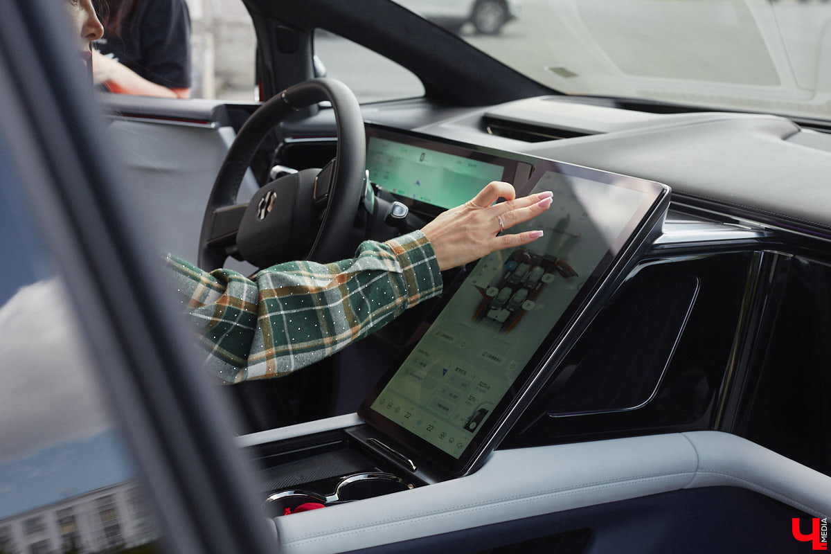 Это автомобиль или космический челнок? Все чаще задаешься данным вопросом, глядя на современные машины. Переплюнул многих своим футуристическим дизайном китайский электрокроссовер HiPhi X. Его яркая внешность и богатый функционал покорили владимирскую бизнесвумен Маргариту Скарлетт. Вместе с ней «Ключ-Медиа» устроил иностранному е-кару небольшой тест-драйв.