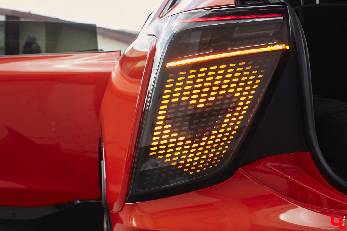 Это автомобиль или космический челнок? Все чаще задаешься данным вопросом, глядя на современные машины. Переплюнул многих своим футуристическим дизайном китайский электрокроссовер HiPhi X. Его яркая внешность и богатый функционал покорили владимирскую бизнесвумен Маргариту Скарлетт. Вместе с ней «Ключ-Медиа» устроил иностранному е-кару небольшой тест-драйв.