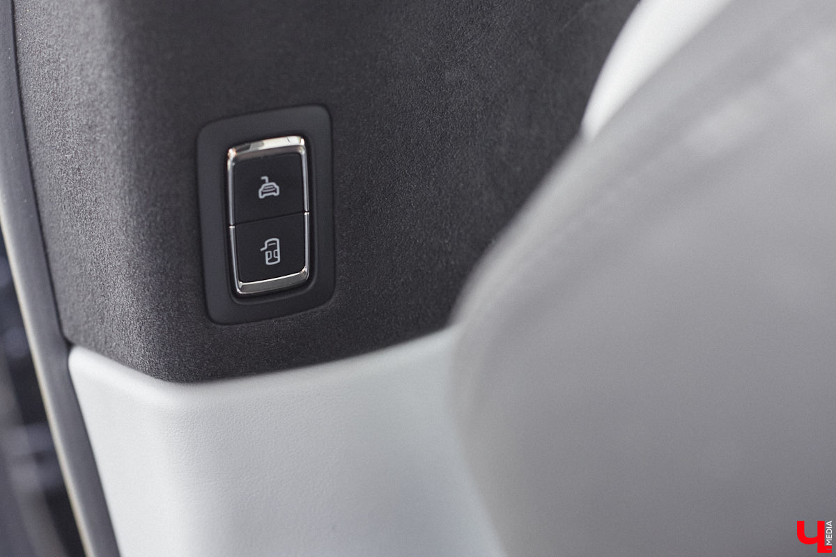 Это автомобиль или космический челнок? Все чаще задаешься данным вопросом, глядя на современные машины. Переплюнул многих своим футуристическим дизайном китайский электрокроссовер HiPhi X. Его яркая внешность и богатый функционал покорили владимирскую бизнесвумен Маргариту Скарлетт. Вместе с ней «Ключ-Медиа» устроил иностранному е-кару небольшой тест-драйв.