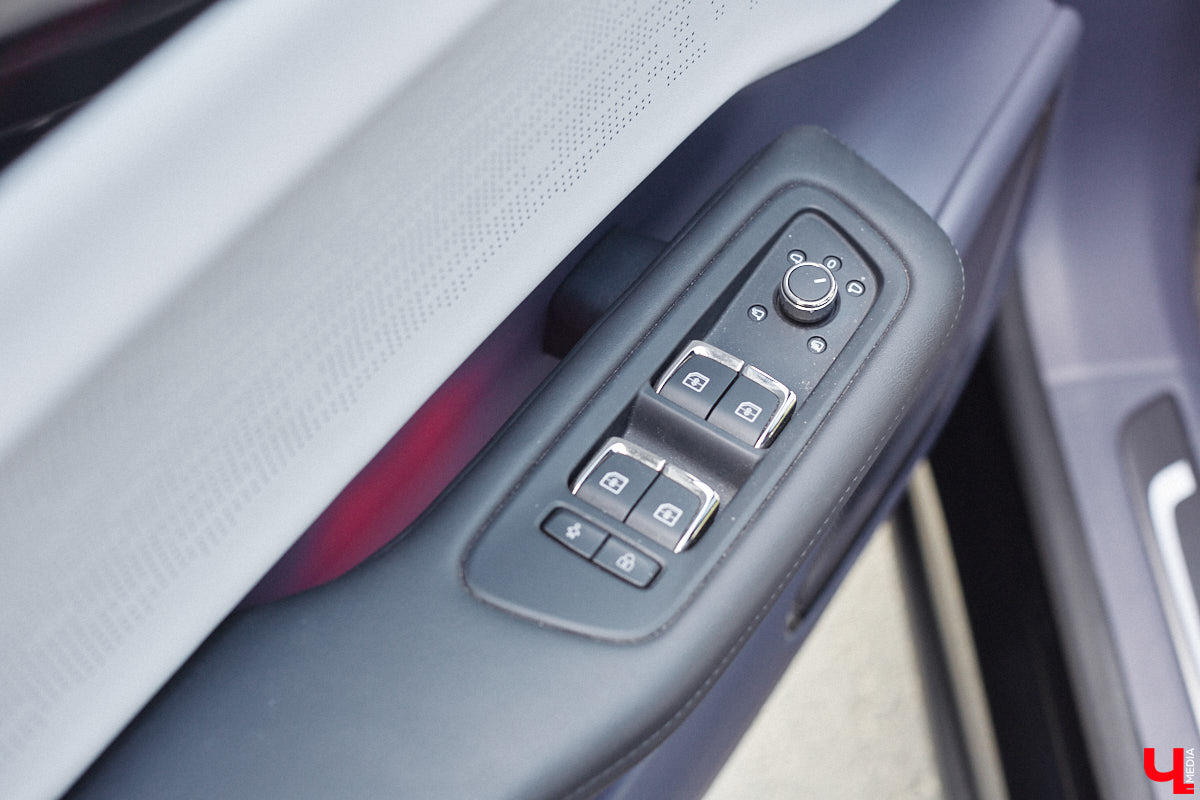 Это автомобиль или космический челнок? Все чаще задаешься данным вопросом, глядя на современные машины. Переплюнул многих своим футуристическим дизайном китайский электрокроссовер HiPhi X. Его яркая внешность и богатый функционал покорили владимирскую бизнесвумен Маргариту Скарлетт. Вместе с ней «Ключ-Медиа» устроил иностранному е-кару небольшой тест-драйв.