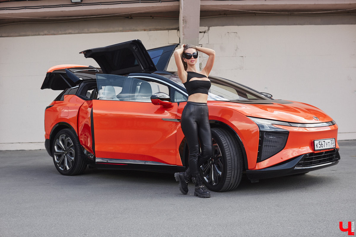 Это автомобиль или космический челнок? Все чаще задаешься данным вопросом, глядя на современные машины. Переплюнул многих своим футуристическим дизайном китайский электрокроссовер HiPhi X. Его яркая внешность и богатый функционал покорили владимирскую бизнесвумен Маргариту Скарлетт. Вместе с ней «Ключ-Медиа» устроил иностранному е-кару небольшой тест-драйв.