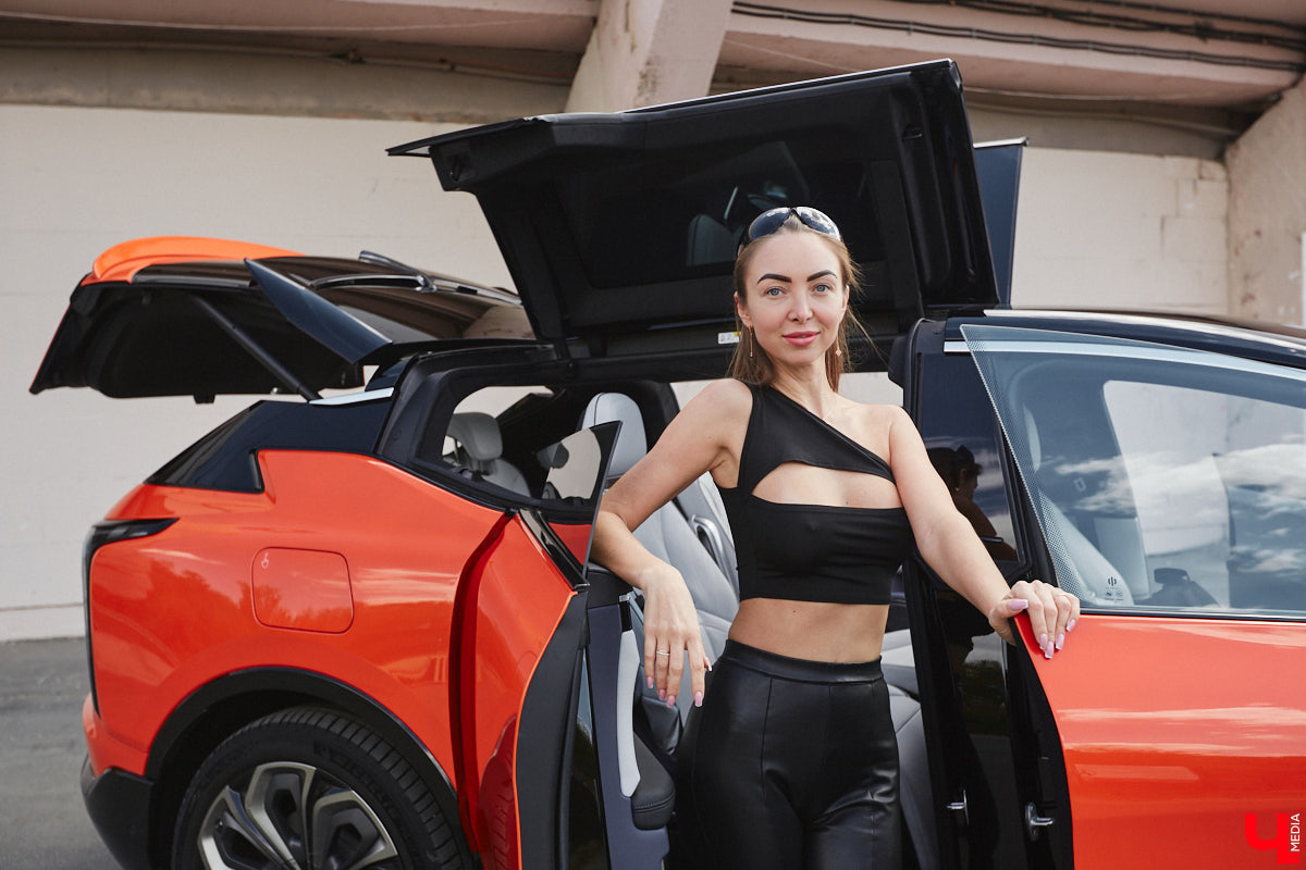 Это автомобиль или космический челнок? Все чаще задаешься данным вопросом, глядя на современные машины. Переплюнул многих своим футуристическим дизайном китайский электрокроссовер HiPhi X. Его яркая внешность и богатый функционал покорили владимирскую бизнесвумен Маргариту Скарлетт. Вместе с ней «Ключ-Медиа» устроил иностранному е-кару небольшой тест-драйв.