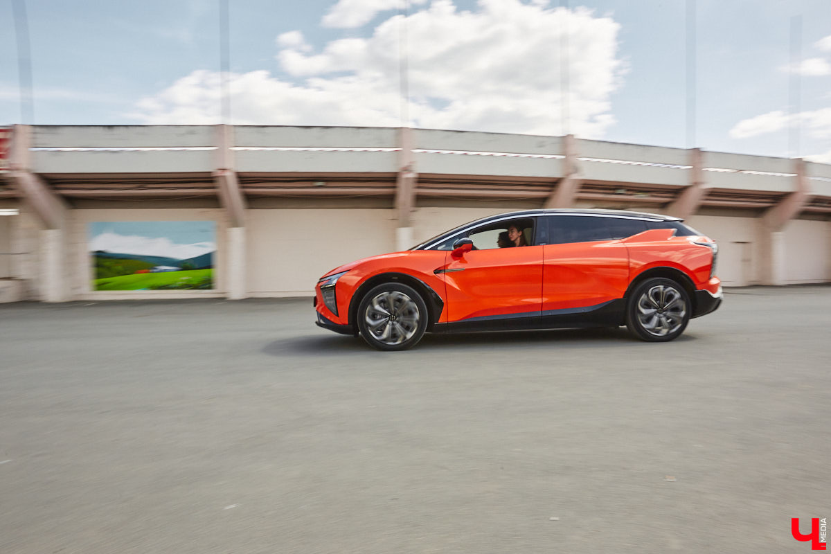 Это автомобиль или космический челнок? Все чаще задаешься данным вопросом, глядя на современные машины. Переплюнул многих своим футуристическим дизайном китайский электрокроссовер HiPhi X. Его яркая внешность и богатый функционал покорили владимирскую бизнесвумен Маргариту Скарлетт. Вместе с ней «Ключ-Медиа» устроил иностранному е-кару небольшой тест-драйв.