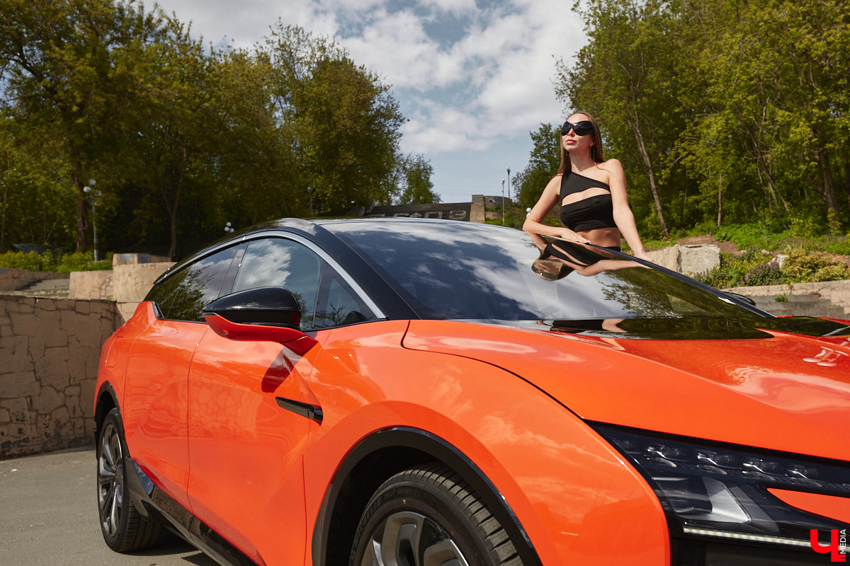 Это автомобиль или космический челнок? Все чаще задаешься данным вопросом, глядя на современные машины. Переплюнул многих своим футуристическим дизайном китайский электрокроссовер HiPhi X. Его яркая внешность и богатый функционал покорили владимирскую бизнесвумен Маргариту Скарлетт. Вместе с ней «Ключ-Медиа» устроил иностранному е-кару небольшой тест-драйв.