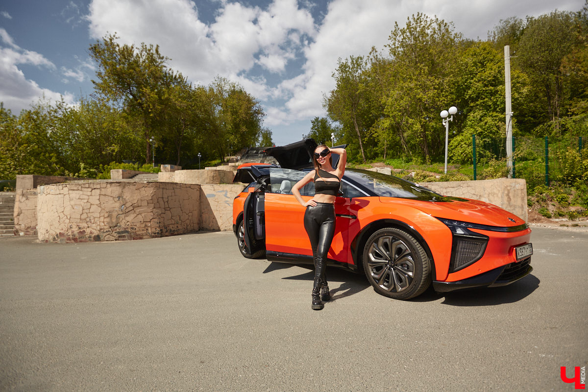 Это автомобиль или космический челнок? Все чаще задаешься данным вопросом, глядя на современные машины. Переплюнул многих своим футуристическим дизайном китайский электрокроссовер HiPhi X. Его яркая внешность и богатый функционал покорили владимирскую бизнесвумен Маргариту Скарлетт. Вместе с ней «Ключ-Медиа» устроил иностранному е-кару небольшой тест-драйв.