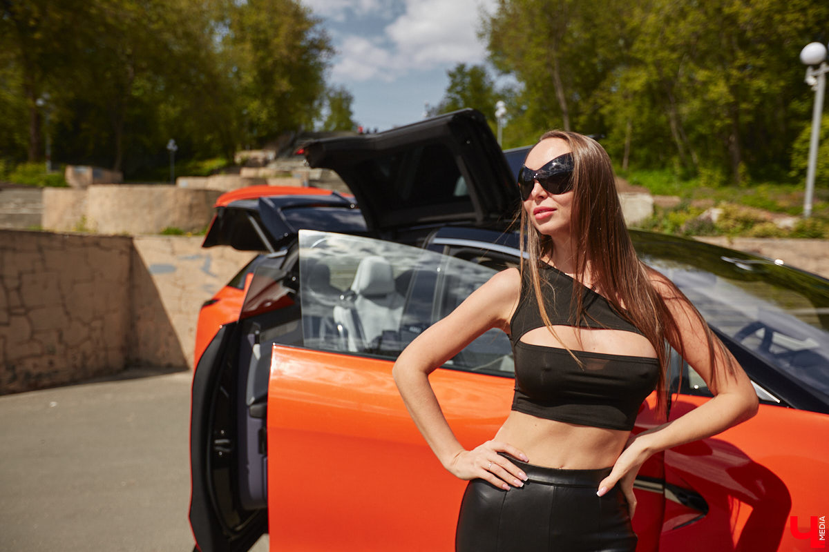 Это автомобиль или космический челнок? Все чаще задаешься данным вопросом, глядя на современные машины. Переплюнул многих своим футуристическим дизайном китайский электрокроссовер HiPhi X. Его яркая внешность и богатый функционал покорили владимирскую бизнесвумен Маргариту Скарлетт. Вместе с ней «Ключ-Медиа» устроил иностранному е-кару небольшой тест-драйв.