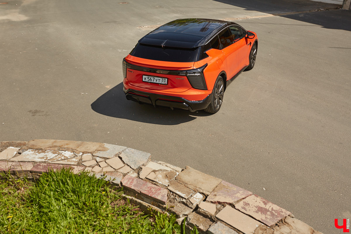 Это автомобиль или космический челнок? Все чаще задаешься данным вопросом, глядя на современные машины. Переплюнул многих своим футуристическим дизайном китайский электрокроссовер HiPhi X. Его яркая внешность и богатый функционал покорили владимирскую бизнесвумен Маргариту Скарлетт. Вместе с ней «Ключ-Медиа» устроил иностранному е-кару небольшой тест-драйв.