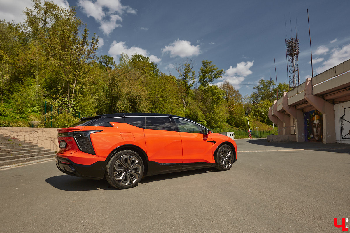 Это автомобиль или космический челнок? Все чаще задаешься данным вопросом, глядя на современные машины. Переплюнул многих своим футуристическим дизайном китайский электрокроссовер HiPhi X. Его яркая внешность и богатый функционал покорили владимирскую бизнесвумен Маргариту Скарлетт. Вместе с ней «Ключ-Медиа» устроил иностранному е-кару небольшой тест-драйв.