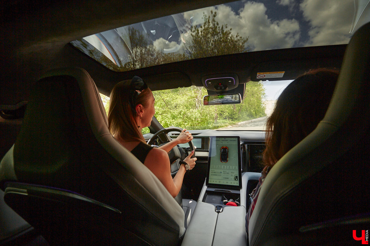 Это автомобиль или космический челнок? Все чаще задаешься данным вопросом, глядя на современные машины. Переплюнул многих своим футуристическим дизайном китайский электрокроссовер HiPhi X. Его яркая внешность и богатый функционал покорили владимирскую бизнесвумен Маргариту Скарлетт. Вместе с ней «Ключ-Медиа» устроил иностранному е-кару небольшой тест-драйв.