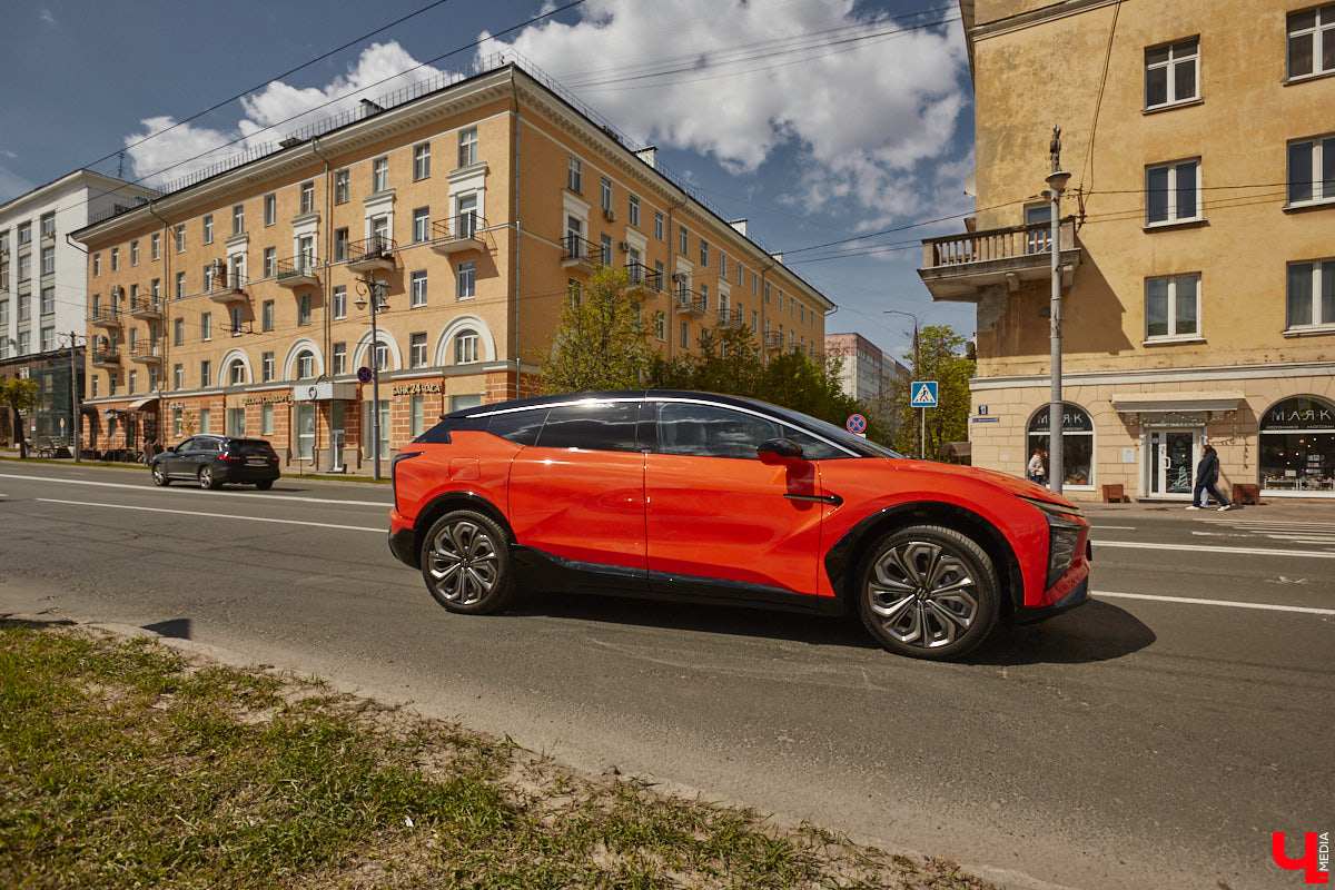 Это автомобиль или космический челнок? Все чаще задаешься данным вопросом, глядя на современные машины. Переплюнул многих своим футуристическим дизайном китайский электрокроссовер HiPhi X. Его яркая внешность и богатый функционал покорили владимирскую бизнесвумен Маргариту Скарлетт. Вместе с ней «Ключ-Медиа» устроил иностранному е-кару небольшой тест-драйв.