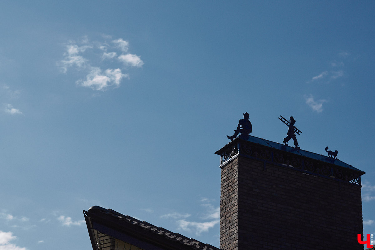 Архитектурные детали, как важные специи в блюде, необходимы для создания целостной композиции. Они формируют городскую идентичность. Многие элементы находятся на уровне наших глаз, но некоторые прячутся выше. Сегодня «Ключ-Медиа» решил осмотреть владимирские крыши, которые, как оказалось, способны удивлять.