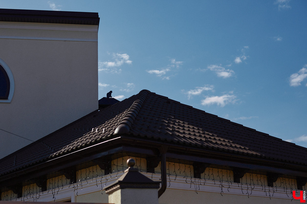 Архитектурные детали, как важные специи в блюде, необходимы для создания целостной композиции. Они формируют городскую идентичность. Многие элементы находятся на уровне наших глаз, но некоторые прячутся выше. Сегодня «Ключ-Медиа» решил осмотреть владимирские крыши, которые, как оказалось, способны удивлять.
