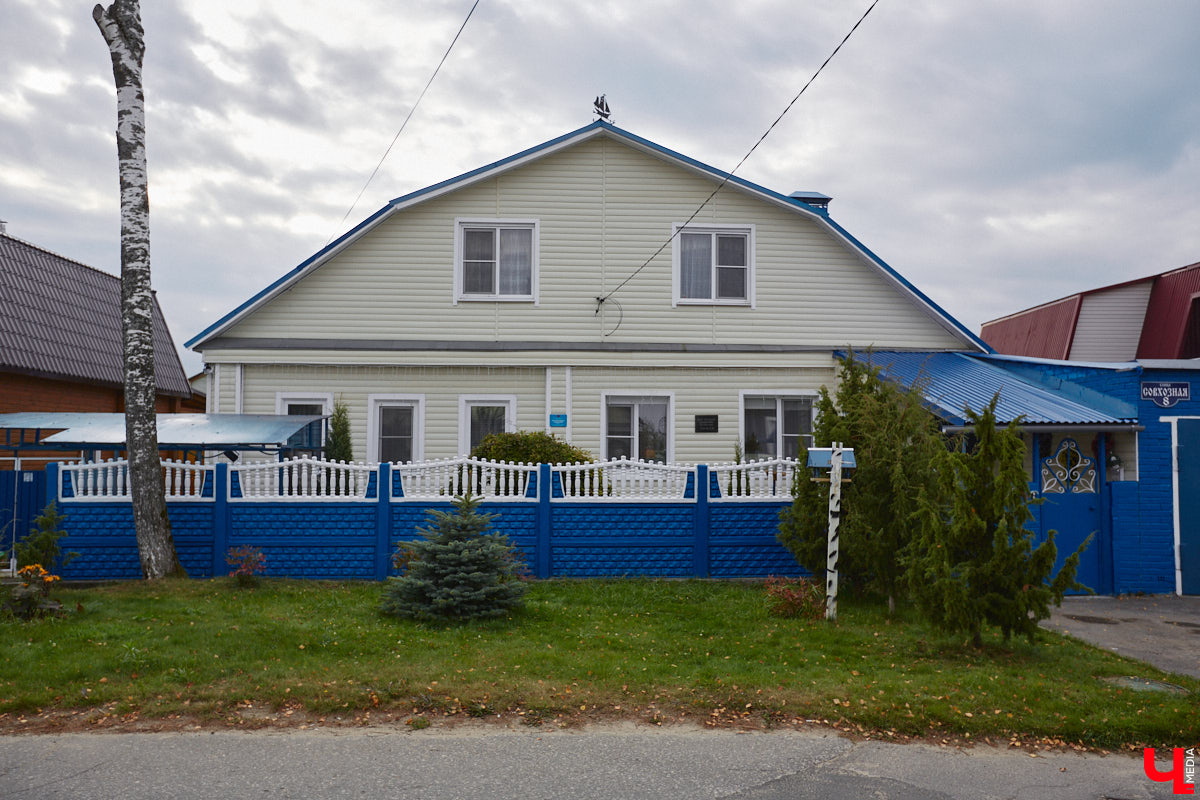 Архитектурные детали, как важные специи в блюде, необходимы для создания целостной композиции. Они формируют городскую идентичность. Многие элементы находятся на уровне наших глаз, но некоторые прячутся выше. Сегодня «Ключ-Медиа» решил осмотреть владимирские крыши, которые, как оказалось, способны удивлять.