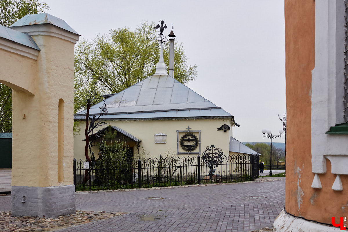 Архитектурные детали, как важные специи в блюде, необходимы для создания целостной композиции. Они формируют городскую идентичность. Многие элементы находятся на уровне наших глаз, но некоторые прячутся выше. Сегодня «Ключ-Медиа» решил осмотреть владимирские крыши, которые, как оказалось, способны удивлять.