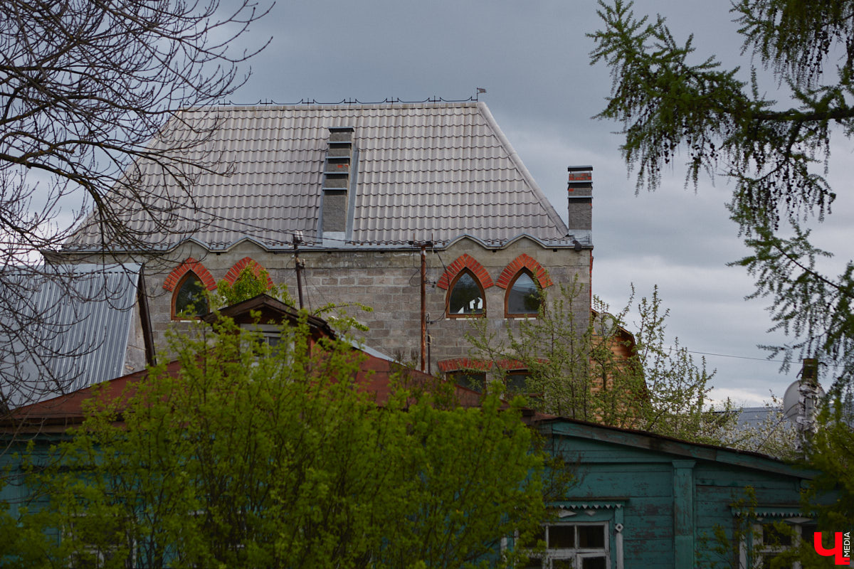 Архитектурные детали, как важные специи в блюде, необходимы для создания целостной композиции. Они формируют городскую идентичность. Многие элементы находятся на уровне наших глаз, но некоторые прячутся выше. Сегодня «Ключ-Медиа» решил осмотреть владимирские крыши, которые, как оказалось, способны удивлять.