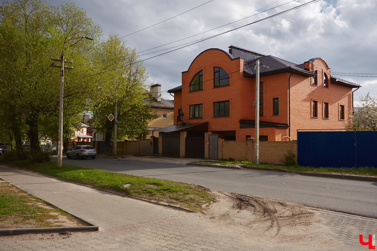 Архитектурные детали, как важные специи в блюде, необходимы для создания целостной композиции. Они формируют городскую идентичность. Многие элементы находятся на уровне наших глаз, но некоторые прячутся выше. Сегодня «Ключ-Медиа» решил осмотреть владимирские крыши, которые, как оказалось, способны удивлять.