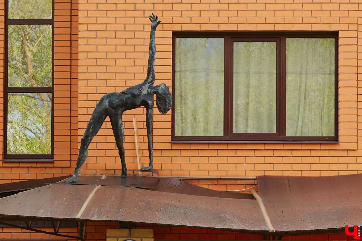 Архитектурные детали, как важные специи в блюде, необходимы для создания целостной композиции. Они формируют городскую идентичность. Многие элементы находятся на уровне наших глаз, но некоторые прячутся выше. Сегодня «Ключ-Медиа» решил осмотреть владимирские крыши, которые, как оказалось, способны удивлять.