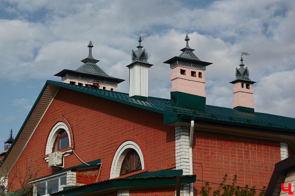 Архитектурные детали, как важные специи в блюде, необходимы для создания целостной композиции. Они формируют городскую идентичность. Многие элементы находятся на уровне наших глаз, но некоторые прячутся выше. Сегодня «Ключ-Медиа» решил осмотреть владимирские крыши, которые, как оказалось, способны удивлять.