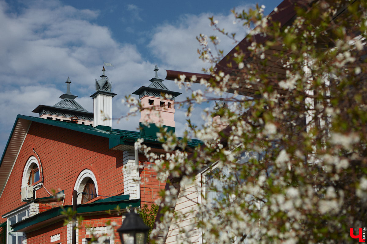 Архитектурные детали, как важные специи в блюде, необходимы для создания целостной композиции. Они формируют городскую идентичность. Многие элементы находятся на уровне наших глаз, но некоторые прячутся выше. Сегодня «Ключ-Медиа» решил осмотреть владимирские крыши, которые, как оказалось, способны удивлять.