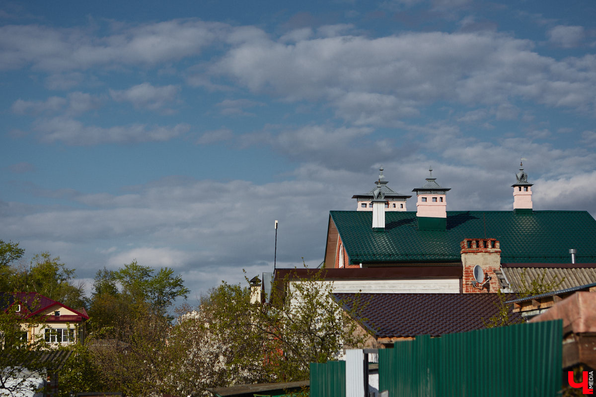 Архитектурные детали, как важные специи в блюде, необходимы для создания целостной композиции. Они формируют городскую идентичность. Многие элементы находятся на уровне наших глаз, но некоторые прячутся выше. Сегодня «Ключ-Медиа» решил осмотреть владимирские крыши, которые, как оказалось, способны удивлять.
