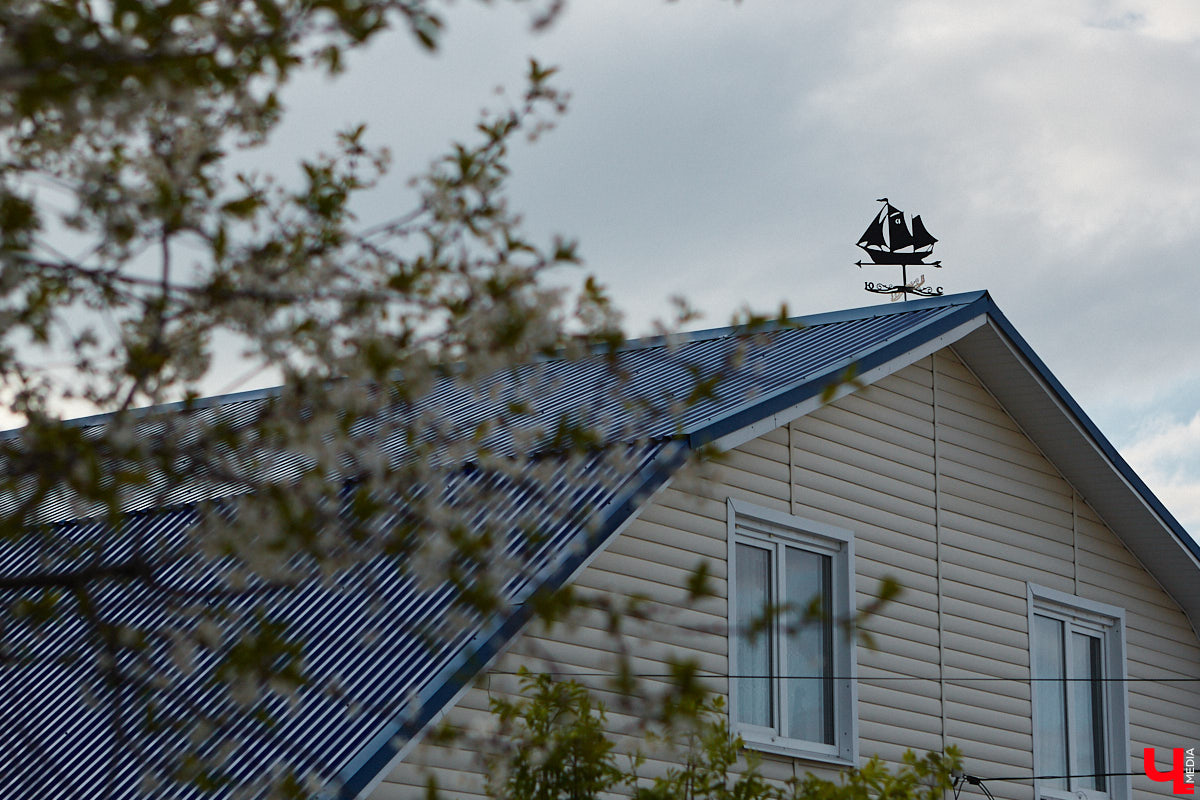 Архитектурные детали, как важные специи в блюде, необходимы для создания целостной композиции. Они формируют городскую идентичность. Многие элементы находятся на уровне наших глаз, но некоторые прячутся выше. Сегодня «Ключ-Медиа» решил осмотреть владимирские крыши, которые, как оказалось, способны удивлять.