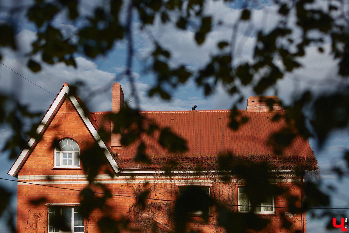 Архитектурные детали, как важные специи в блюде, необходимы для создания целостной композиции. Они формируют городскую идентичность. Многие элементы находятся на уровне наших глаз, но некоторые прячутся выше. Сегодня «Ключ-Медиа» решил осмотреть владимирские крыши, которые, как оказалось, способны удивлять.