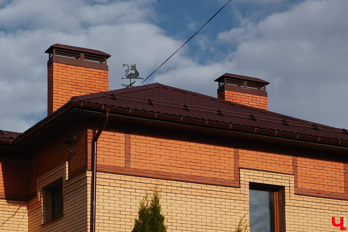 Архитектурные детали, как важные специи в блюде, необходимы для создания целостной композиции. Они формируют городскую идентичность. Многие элементы находятся на уровне наших глаз, но некоторые прячутся выше. Сегодня «Ключ-Медиа» решил осмотреть владимирские крыши, которые, как оказалось, способны удивлять.