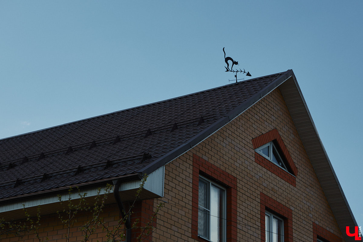 Архитектурные детали, как важные специи в блюде, необходимы для создания целостной композиции. Они формируют городскую идентичность. Многие элементы находятся на уровне наших глаз, но некоторые прячутся выше. Сегодня «Ключ-Медиа» решил осмотреть владимирские крыши, которые, как оказалось, способны удивлять.