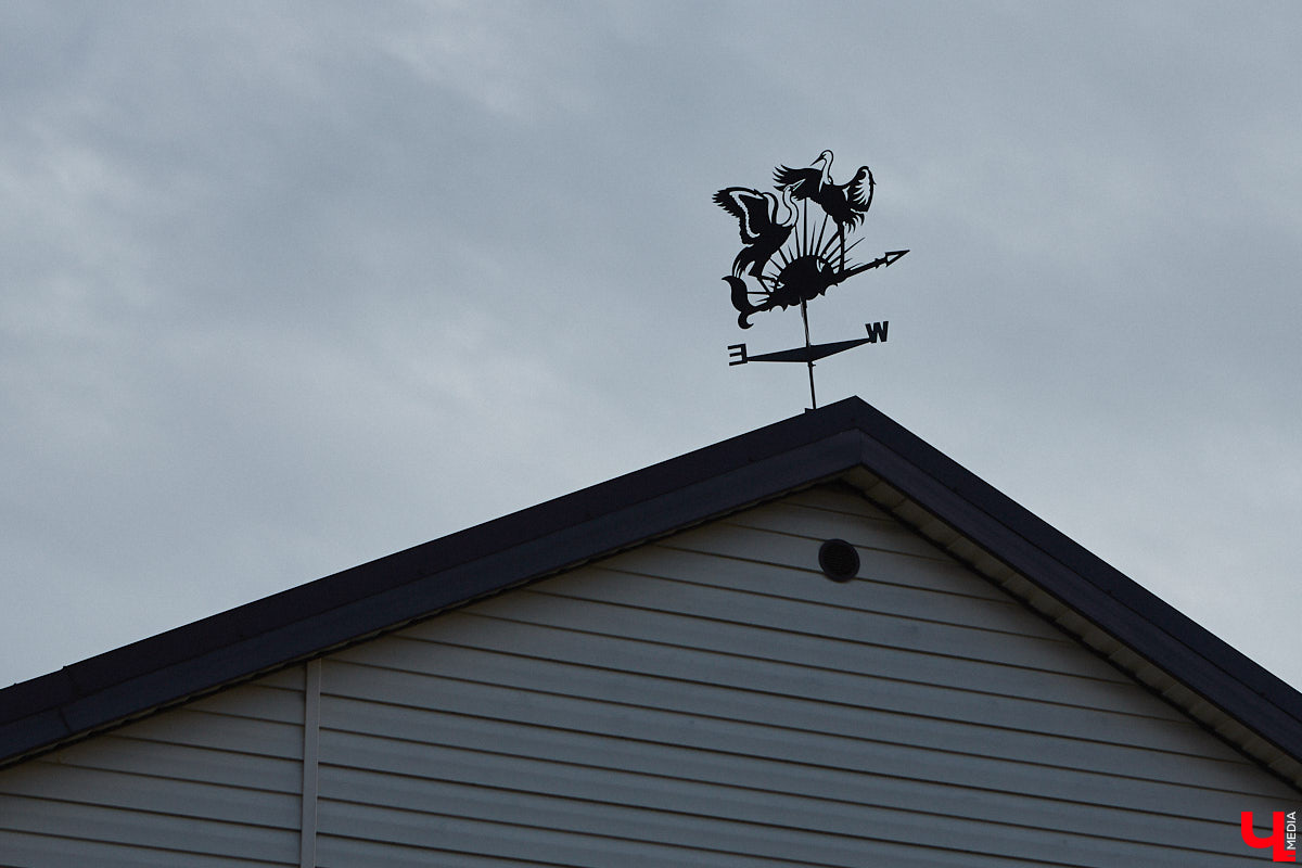 Архитектурные детали, как важные специи в блюде, необходимы для создания целостной композиции. Они формируют городскую идентичность. Многие элементы находятся на уровне наших глаз, но некоторые прячутся выше. Сегодня «Ключ-Медиа» решил осмотреть владимирские крыши, которые, как оказалось, способны удивлять.