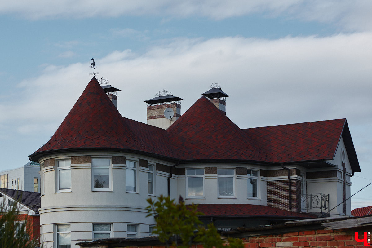 Архитектурные детали, как важные специи в блюде, необходимы для создания целостной композиции. Они формируют городскую идентичность. Многие элементы находятся на уровне наших глаз, но некоторые прячутся выше. Сегодня «Ключ-Медиа» решил осмотреть владимирские крыши, которые, как оказалось, способны удивлять.