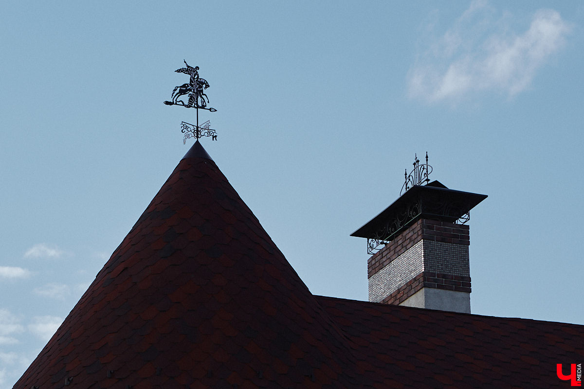 Архитектурные детали, как важные специи в блюде, необходимы для создания целостной композиции. Они формируют городскую идентичность. Многие элементы находятся на уровне наших глаз, но некоторые прячутся выше. Сегодня «Ключ-Медиа» решил осмотреть владимирские крыши, которые, как оказалось, способны удивлять.