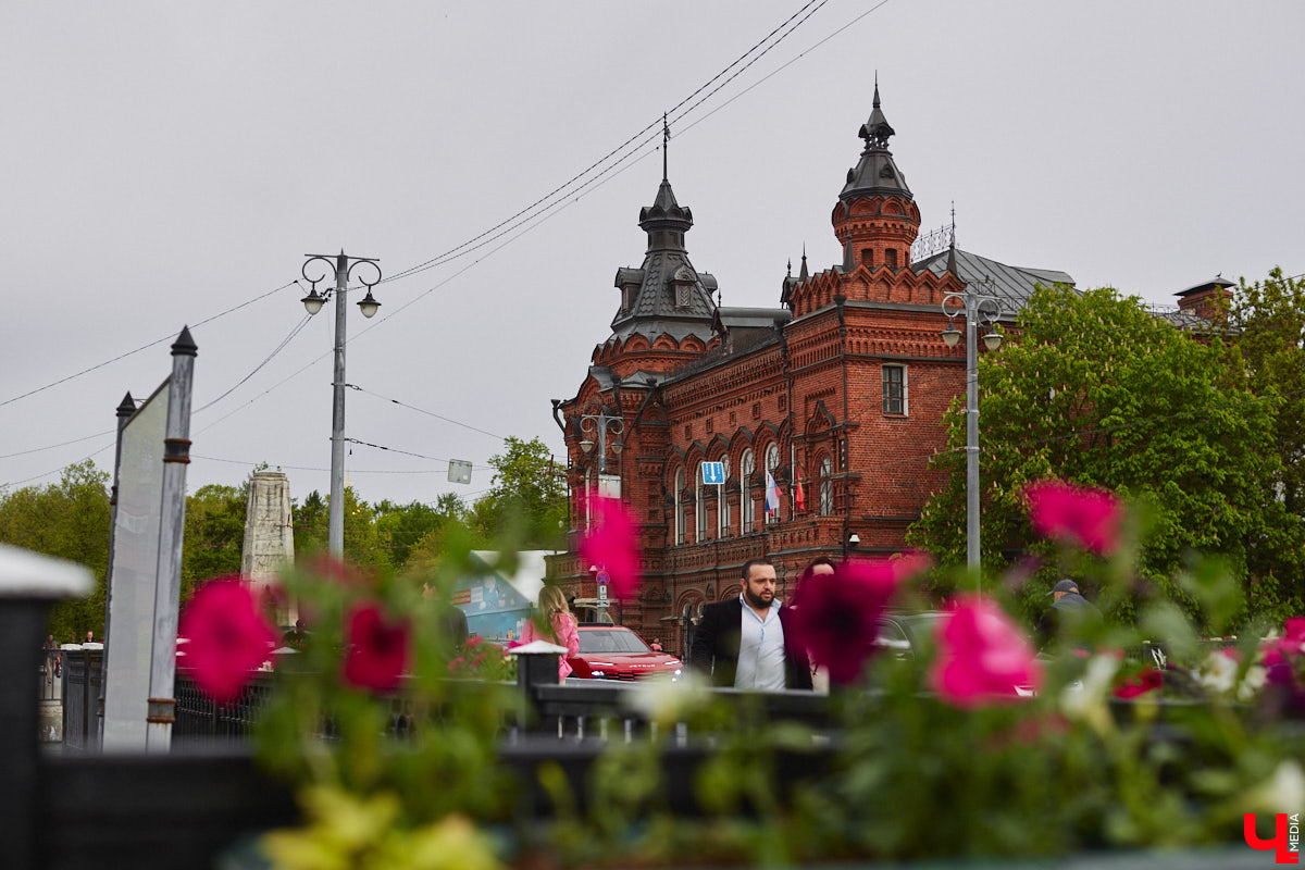 Архитектурные детали, как важные специи в блюде, необходимы для создания целостной композиции. Они формируют городскую идентичность. Многие элементы находятся на уровне наших глаз, но некоторые прячутся выше. Сегодня «Ключ-Медиа» решил осмотреть владимирские крыши, которые, как оказалось, способны удивлять.