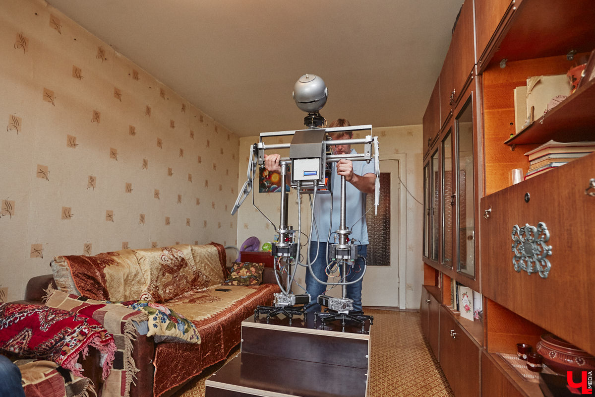 Владимирский инженер Антон Андрианов, собравший самый мощный в области телескоп, презентовал «Ключ-Медиа» свое новое изобретение. На этот раз в квартире обычной многоэтажки поселился человекообразный робот, который способен подниматься и спускаться по лестнице, что отличает его от аналогичных устройств, передвигающихся в основном на колесиках.