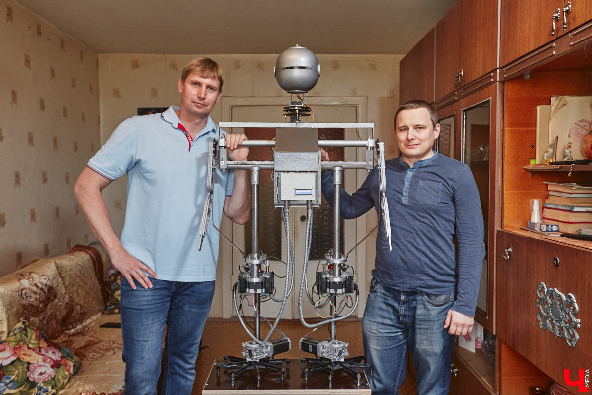 Владимирский инженер Антон Андрианов, собравший самый мощный в области телескоп, презентовал «Ключ-Медиа» свое новое изобретение. На этот раз в квартире обычной многоэтажки поселился человекообразный робот, который способен подниматься и спускаться по лестнице, что отличает его от аналогичных устройств, передвигающихся в основном на колесиках.