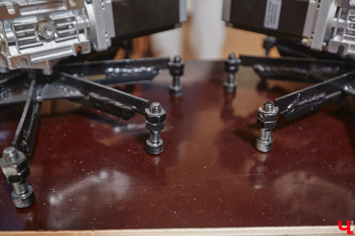 Владимирский инженер Антон Андрианов, собравший самый мощный в области телескоп, презентовал «Ключ-Медиа» свое новое изобретение. На этот раз в квартире обычной многоэтажки поселился человекообразный робот, который способен подниматься и спускаться по лестнице, что отличает его от аналогичных устройств, передвигающихся в основном на колесиках.