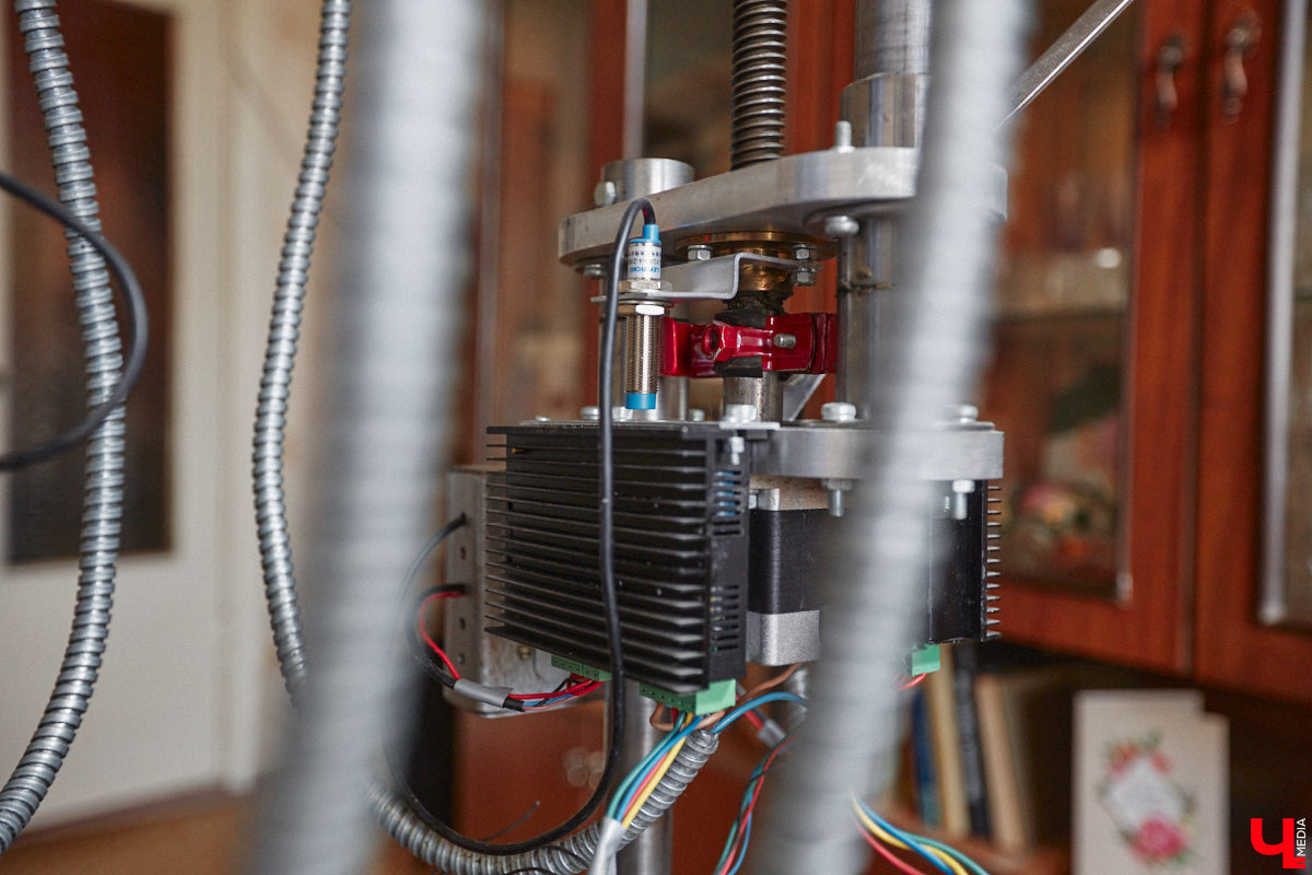 Владимирский инженер Антон Андрианов, собравший самый мощный в области телескоп, презентовал «Ключ-Медиа» свое новое изобретение. На этот раз в квартире обычной многоэтажки поселился человекообразный робот, который способен подниматься и спускаться по лестнице, что отличает его от аналогичных устройств, передвигающихся в основном на колесиках.