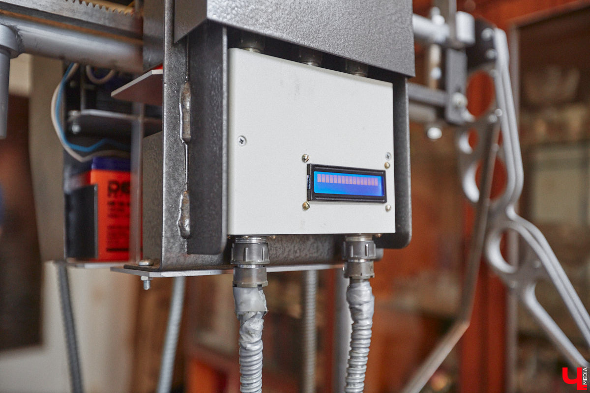 Владимирский инженер Антон Андрианов, собравший самый мощный в области телескоп, презентовал «Ключ-Медиа» свое новое изобретение. На этот раз в квартире обычной многоэтажки поселился человекообразный робот, который способен подниматься и спускаться по лестнице, что отличает его от аналогичных устройств, передвигающихся в основном на колесиках.