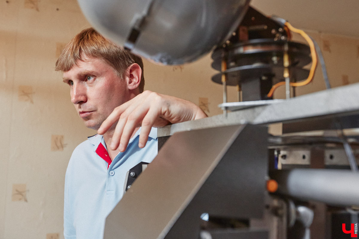 Владимирский инженер Антон Андрианов, собравший самый мощный в области телескоп, презентовал «Ключ-Медиа» свое новое изобретение. На этот раз в квартире обычной многоэтажки поселился человекообразный робот, который способен подниматься и спускаться по лестнице, что отличает его от аналогичных устройств, передвигающихся в основном на колесиках.
