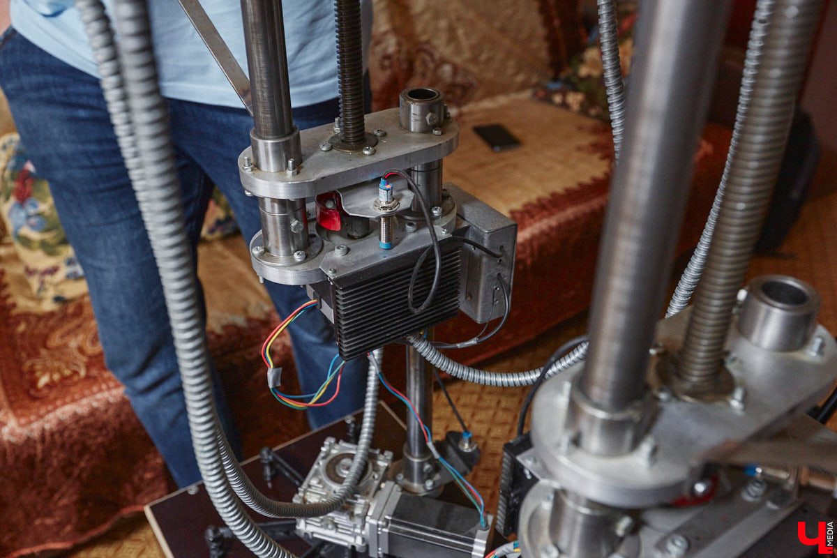 Владимирский инженер Антон Андрианов, собравший самый мощный в области телескоп, презентовал «Ключ-Медиа» свое новое изобретение. На этот раз в квартире обычной многоэтажки поселился человекообразный робот, который способен подниматься и спускаться по лестнице, что отличает его от аналогичных устройств, передвигающихся в основном на колесиках.