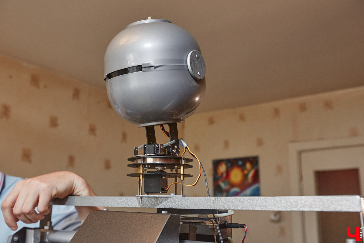 Владимирский инженер Антон Андрианов, собравший самый мощный в области телескоп, презентовал «Ключ-Медиа» свое новое изобретение. На этот раз в квартире обычной многоэтажки поселился человекообразный робот, который способен подниматься и спускаться по лестнице, что отличает его от аналогичных устройств, передвигающихся в основном на колесиках.